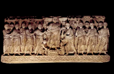 Paleokreetalainen taide: veistetty sarkofagi, joka edustaa Kristusta apotereineen. Pyhän Pietarin basilikasta Roomassa, Aniciin mausolee. 390-400 jKr. Pariisi, Louvre-museo