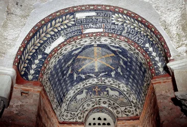 Paleokreetinen taide: Kristuksen monogrammia ympäröivät Pyhän Kolminaisuuden symbolit. 5. tai 6. vuosisadan mosaiikki. Baptistere d