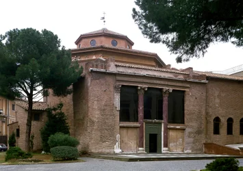 Näkymä San Giovanni in Lateranon (Saint John Laterano) paleokristilaiselta kastekappelilta (Lateraani kastekappeli tai San Giovanni in Fonte), rakennettu noin vuonna 440. Rooma