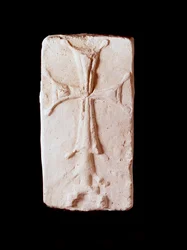 Paleokristillinen taide: ristillä koristeltu kivi. Khargin saarelta, Iranista. Pariisi, Louvre-museo