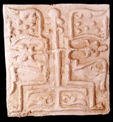 Paleokristillinen taide: kivi, jota koristavat viiniköynnöksen oksien ja ristin reliefit. Khargin saarelta, Iranista. Pariisi, Louvre-museo