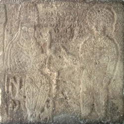 Harvinainen stele, jossa Artabanus V, viimeinen Parthian kuningas, sijoittaa Khwasakin, Susan satraapin: hän ojentaa sormuksensa auktoriteettinsa tunnusmerkiksi Susasta, Iranista, 14. syyskuuta 215 jKr (kalkkikivi)