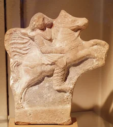Parthian ratsumiehen patsas (terrakotta)