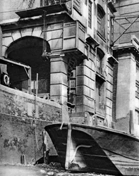 Thamesin puolella sijaitsevan kauppiaskartanon jäänteet lähellä Cannon Streetin asemaa, 1926-1927