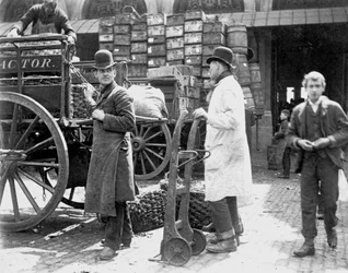 Purkaminen Billingsgate Marketilla Lontoossa, 1893