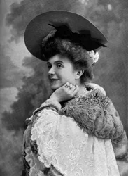 Ranskalainen koomikko Jeanne Thomassin Suzanne Radiguetina näytelmässä "Les trois Anabaptistes" Pariisissa, valokuva ranskalaisesta "Le Theatre" -lehdestä lokakuussa 1904