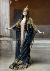 Oopperalaulaja Lucy Arbell (1882-1947) kuningatar Amahellin roolissa oopperassa "Bacchus", Pariisi, kuva Nadar ranskalaisesta lehdestä "Le Theatre" heinäkuu 1909