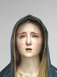Neitsyt Mater Dolorosa (polykromattua puuta, lasia ja eläimenkarvaa).