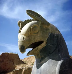 Griffoni, legendaarinen olento puoliksi kotka, puoliksi leijona. Apadanan pylväs, suuri oikeussali, jota nämä pääkaupungit yllättävät, Darius I:n palatsi, Persepolis, Iran.