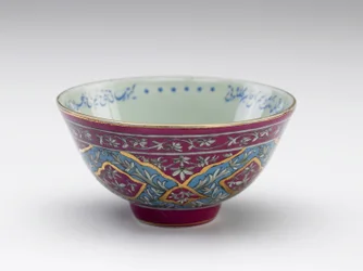 Kulho, jossa kaiverrettu runo, Iran, Qajar-dynastia, 1800-luvun loppu tai 1900-luvun alku (keraaminen)