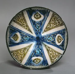 Astia, Kashanista, Iranista, seldžukkien ajalta, 1200-luvun lopulla (kivitahnaa, polykromaa lasituksen alla)