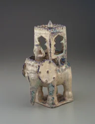 Elefantti howdalla ja figuurilla, Iran, Seljud-dynastia (keraaminen)