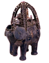 Persialainen taide: rhyton tai rhyton tai rhyton sinisessä fajanssissa Gorganin alueelta Iranista. 13. vuosisadalla. Teheran, arkeologinen museo