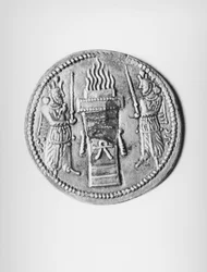 Šapur II:n (310-79) kolikon kääntöpuoli, jossa on uhr火alttari, sassanidilainen (hopea)