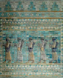 Jousimiesten friisi Persian kuninkaan Dareios I:n palatsista Susasta (6. vuosisata eKr.). Alaosan lasitetuista tiilistä tehty reliefi. 510 eKr. Pariisi, Louvre.