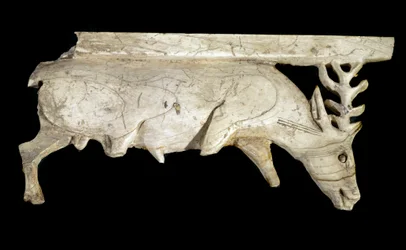 Foinikialaisten sivilisaatio: hirven muotoinen kuninkaallisen norsunluun sängyn koriste, joka on peräisin Arslan Tashin paikalta (Syyria). 9. vuosisadalla eaa. Aurinko. 12,5 cm Musee du Louvre, Pariisi