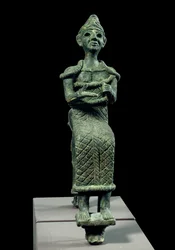 Oriental Art of Antiquite: patsas istuvasta jumalattaresta. Pronssinen veistos. Veistos Foinikiasta, noin 1300 eaa. Pariisi, Musee du Louvre