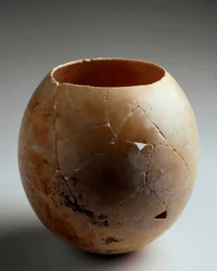 Foinikialainen taide: tyhjä strutsinmuna. Lauritalta (Lumber). 7. vuosisadalla eaa. Himmeä. 13,2 cm Grenada, Arkeologinen museo