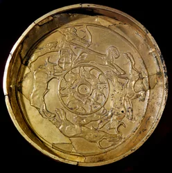 Foinikialainen taide: kultalautanen koristeltu kuninkaallinen metsästyskohtaus. Ras Shamrasta (Ugarit tai Ougarit) 1300-luvulta eKr. Halkaisija 19 cm Pariisi, Louvre-museo