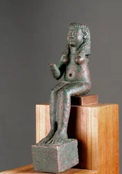 Foinikialainen taide: Astarte-jumalattaren kuvaus. Pronssiveistos 600-luvulta eaa. Espanjassa sijaitsevasta Carambolon pyhäköstä. Mitat: 16 cm. Sevilla, arkeologinen museo