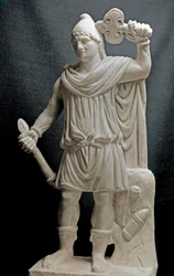 Foinikialaisten sivilisaatio: Mitralainen jumaluus pitelee soihtua ja kaksoiskirves. 2. tai 3. vuosisadalla jKr. Marmori veistos. Himmeä. 87 cm. Pariisi, Louvre-museo