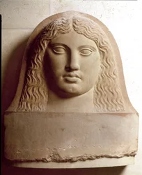 Foinikialaisten sivilisaatio: foinikialaisten sarkofagiin kaiverrettu naisen pää. 4. vuosisadalla eaa. Marmoriset helpotussukat. Himmeä. 72 cm Pariisi, Musee du Louvre