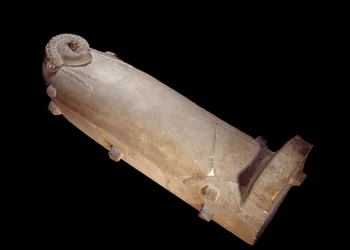 Foinikia: sarkofagi, jossa on ihmisen pää valkoisesta marmorista Tripolista, Libanonista. Aurinko 2,1 m Pariisi, Musee du Louvre
