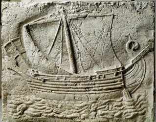 Foinikialainen taide: kauppalaivaa esittävä sarkofagin basreliefi - Sidonin (Sidon) vanhasta satamasta Libanonista - Pariisi, Musée du Louvre - Foinikialainen kauppalaiva - Reliefiyksityiskohta Sidonista (Libanon) löydetystä kivisarkofagista - Musée du