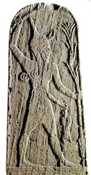 Foinikialainen taide: kalkkikivinen steela, joka esittää Baal-jumalaa salaman kanssa. (Kuningasta suojeleva soturijumala) Veistos 1800- tai 1700-luvulta eKr. Ras Šamrasta (Ugarit tai Ougarit). Mitat: 142 cm. Pariisi, Musée du Louvre