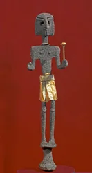Foinikialainen taide: hopeinen ja kultainen jumaluuden pienoisveistos. 1900- tai 1800-luku eKr. Ras Shamrasta (Ugarit). Korkeus 28 cm. Aleppon kansallismuseo, Syyria