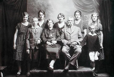 Perhe, jossa on useita lapsia, 1900-luvun alku (kuva)