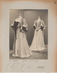 Albumisivu: House of Worth, Shoulder Cape
