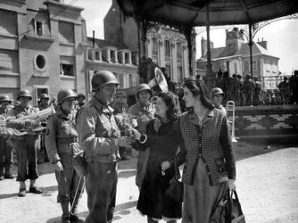 Amerikkalaiset sotilaat keskustelemassa nuorten ranskalaisten naisten kanssa, Cherbourg, 29. kesäkuuta