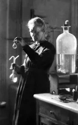 Marie Curie laboratoriossaan vuonna 1925 (s/w-kuva).