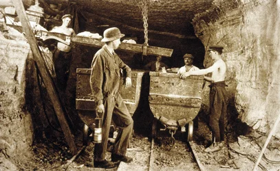 Kaivostyöläiset potaskakaivoksessa, Alsace, n. 1900 (m/v valokuva)