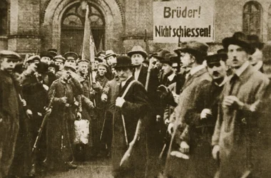 "Veljet, älkää ampuko!", mielenosoitus Berliinissä marraskuussa 1918 (seepiakuva)