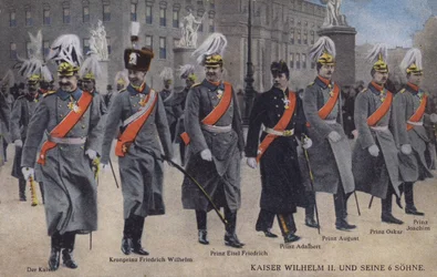 Saksan keisari Wilhelm II ja hänen kuusi poikaansa sotilaspukuissa (värillinen kuva)