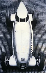 Mercedes Benz -erikoisversio "Rekordwagen", joka teki nopeusennätyksen autobahnilla (m/w kuva)