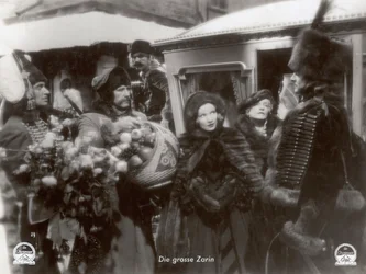 Marlene Dietrichin elokuvasta "Tulipunainen keisarinna", jossa esiintyy Marlene Dietrich