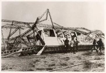 Zeppelin LZ10 "Schwaben" rauniot sen tuhon jälkeen 28. kesäkuuta 1912 (b/w kuva)