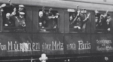 Ensimmäisen maailmansodan saksalaiset joukot lähtevät rintamalle rautatievaunussa viestillä "Münchenistä Metzin kautta Pariisiin", syyskuu 1914 (b/w kuva)