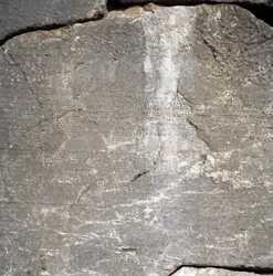 Seinä, jossa on kirjoituksia lähellä Apollon temppeliä, Delphi (Unescon maailmanperintöluettelo