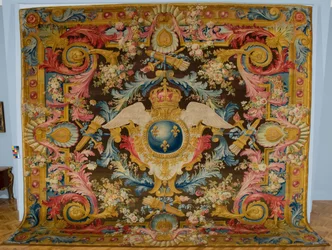 Louis XV Savonnerie-matto kuninkaallisilla käsivarsilla, valmistaja Savonnerie Factory, Ranska, n. 1740-1750