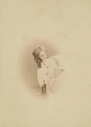 [Vinjetoitu istuminen Ritrosetta-mekossa], 1861-67.