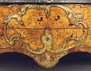 Adrien Delormen vähittäismyyjä Louis XV -lipun yksityiskohta (ormolu-asennettu tulppaanipuu, amarantti, hedelmäpuu ja marquetry) (katso myös 463007)
