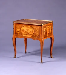 Siirtymäpöytä a la Bourgogne (ormolu-asennettu tulppaanipuu & marquetry) (katso myös 463011, 463012 ja 463013)