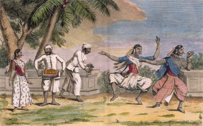 Bayaderesin eli intialaisten tanssityttöjen ryhmä miesmuusikoiden kanssa, kuvitus teoksesta Voyage aux Indes et a la Chine, kaiverrus Poisson, 1782 (värikaiverrus)