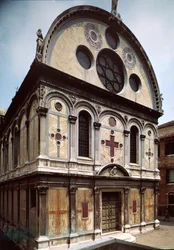 Pietro Lombardo (1435-1515) Santa Maria dei Miracolin (Ihmeiden Pyhän Marian) kirkon julkisivu 1481-1489 Venetsia, Italia