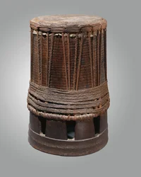 Tambour, Pahu, Marquesassaarilta (puu ja lanka)