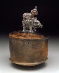 Kannen kulho, jossa mies ratsastaa pekarilla, 250-550 (keraaminen)